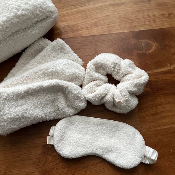 NWOT** Barefoot Dreams CozyChic® Eye Mask, Scrunchie and Sock Set - Picture 4 of 5